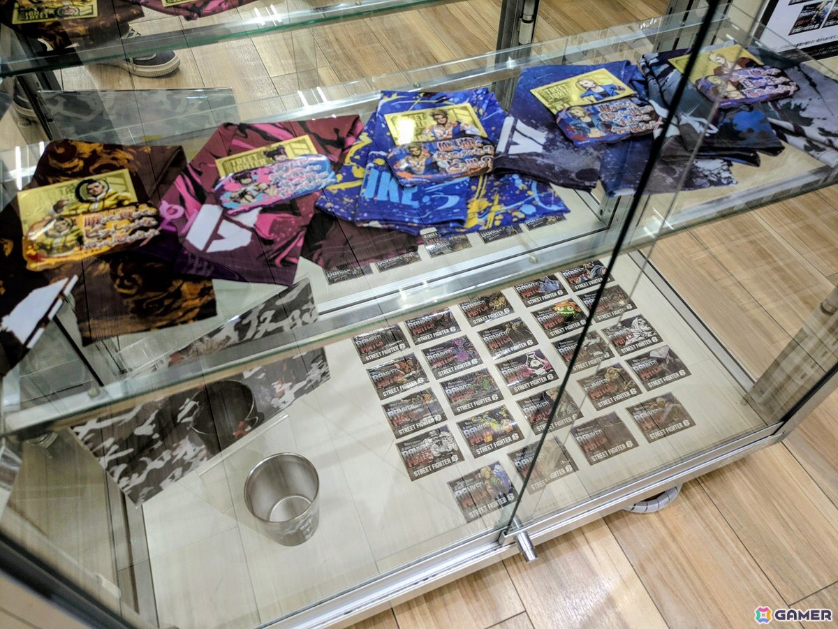 「スト6」オンリーショップレポート:ゲームフェイス機能を模したフォトスポットでは壁面に各ファイターの表情一覧が掲示!角度によってはイラストが変化の画像