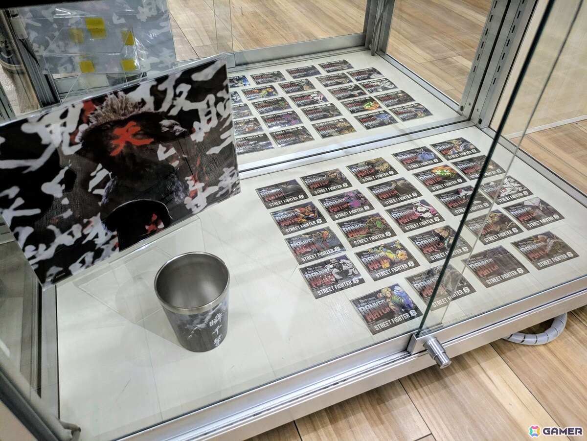 「スト6」オンリーショップレポート:ゲームフェイス機能を模したフォトスポットでは壁面に各ファイターの表情一覧が掲示!角度によってはイラストが変化の画像