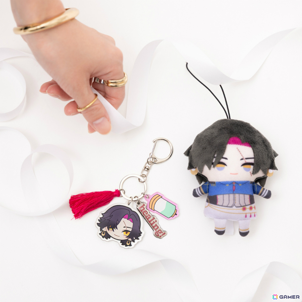 NIJISANJI EN所属ユニット・KrisisとSuperGroupiesのコラボグッズが登場！3人をモチーフにしたバッグや腕時計など全13種がラインナップの画像