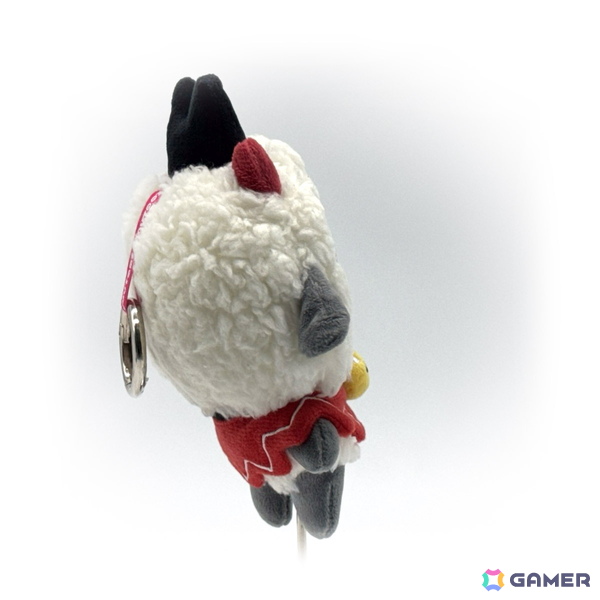 「Cult ofthe Lamb」（カルトオブザラム）より子羊や山羊のぬいぐるみキーホルダーが9月下旬に発売！ゲーム内ビジュアルを忠実に再現の画像