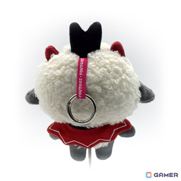 「Cult ofthe Lamb」（カルトオブザラム）より子羊や山羊のぬいぐるみキーホルダーが9月下旬に発売！ゲーム内ビジュアルを忠実に再現の画像