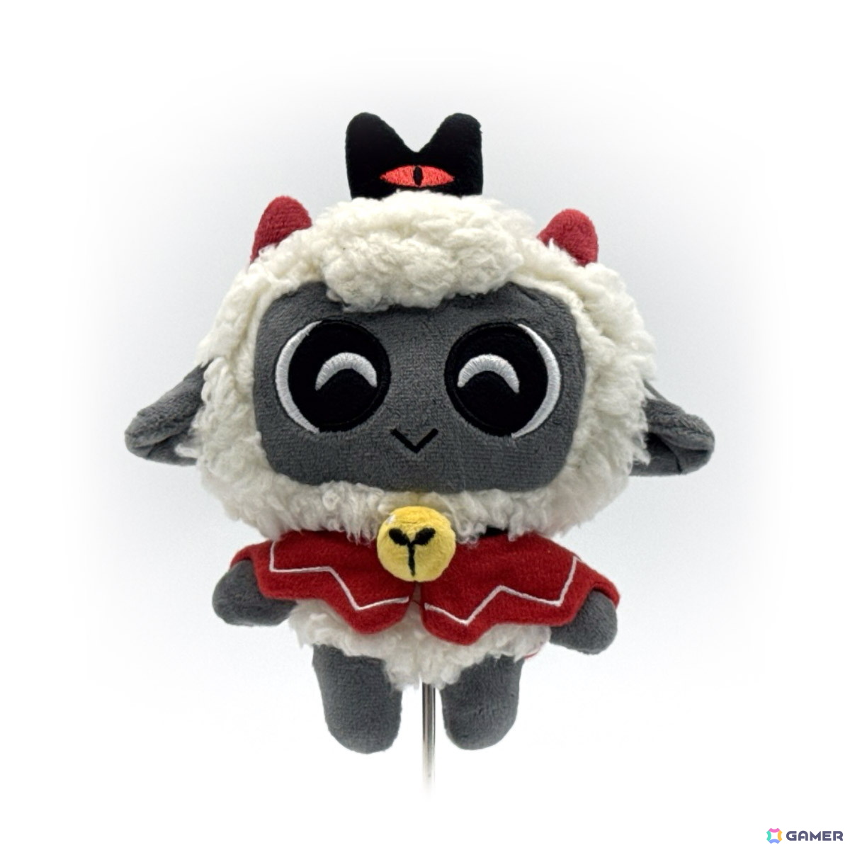 「Cult ofthe Lamb」（カルトオブザラム）より子羊や山羊のぬいぐるみキーホルダーが9月下旬に発売！ゲーム内ビジュアルを忠実に再現の画像2