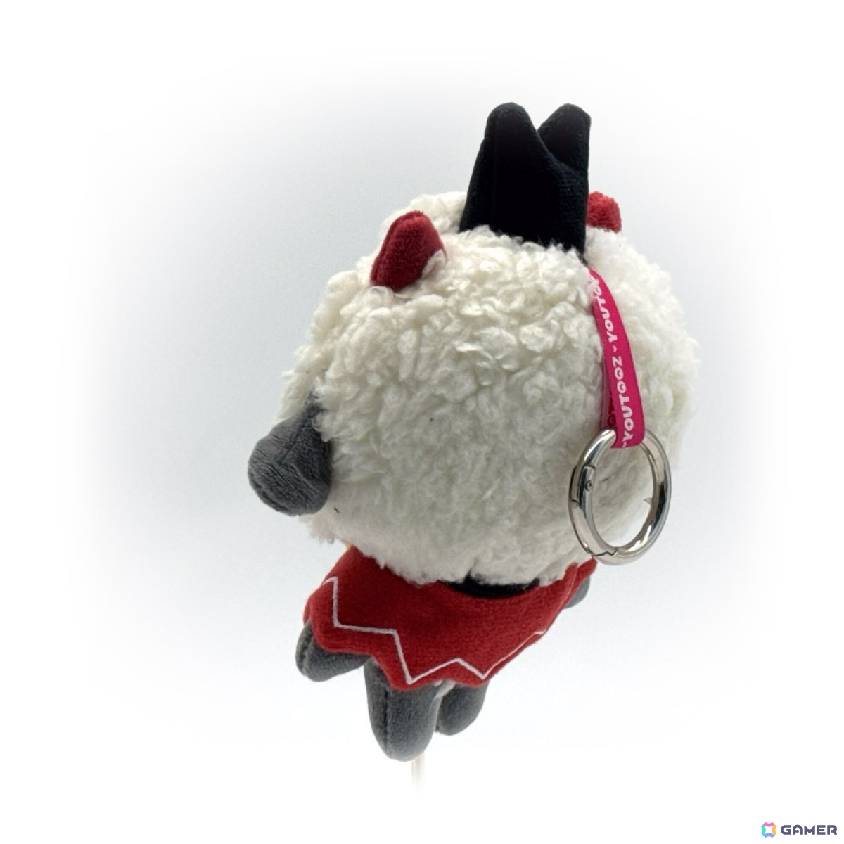 「Cult ofthe Lamb」（カルトオブザラム）より子羊や山羊のぬいぐるみキーホルダーが9月下旬に発売！ゲーム内ビジュアルを忠実に再現の画像4