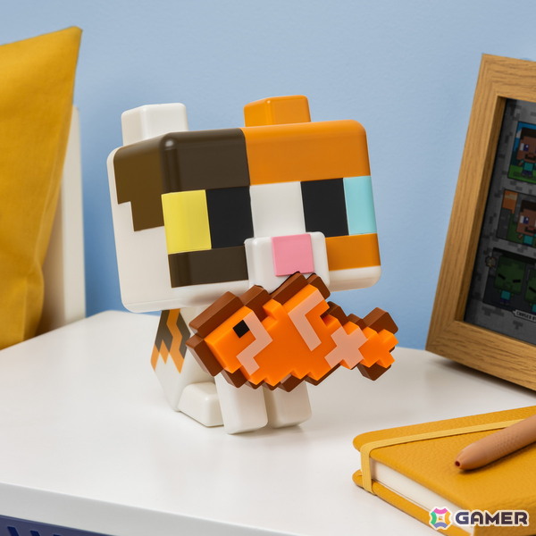 マインクラフト」に登場するネコ、オオカミ、ハチのフィギュアライトが