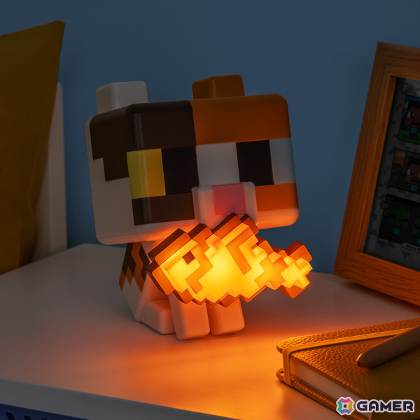 マインクラフト」に登場するネコ、オオカミ、ハチのフィギュアライトが