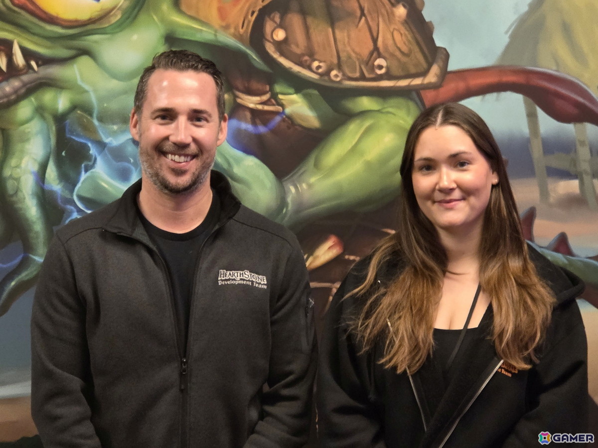 「ハースストーン」シニアゲームプロデューサーのEric氏と、「ハースストーン」リードデザイナーのCora氏