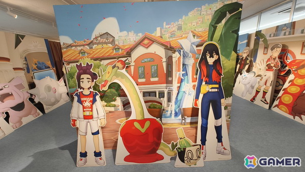 「『ポケモンマスターズ EX』6.5周年記念特設スペース」の事前内覧会をレポート！歴代のトレーナーとポケモンたちのスタンディパネルが圧巻、記念グッズの販売もの画像11