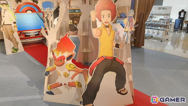 「『ポケモンマスターズ EX』6.5周年記念特設スペース」の事前内覧会をレポート！歴代のトレーナーとポケモンたちのスタンディパネルが圧巻、記念グッズの販売もの画像17