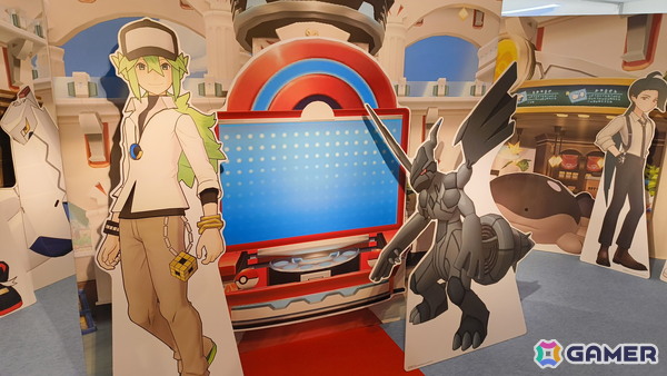 「『ポケモンマスターズ EX』6.5周年記念特設スペース」の事前内覧会をレポート！歴代のトレーナーとポケモンたちのスタンディパネルが圧巻、記念グッズの販売もの画像19