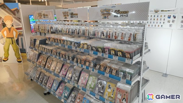 「『ポケモンマスターズ EX』6.5周年記念特設スペース」の事前内覧会をレポート！歴代のトレーナーとポケモンたちのスタンディパネルが圧巻、記念グッズの販売もの画像23