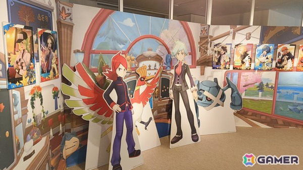 「『ポケモンマスターズ EX』6.5周年記念特設スペース」の事前内覧会をレポート！歴代のトレーナーとポケモンたちのスタンディパネルが圧巻、記念グッズの販売もの画像3