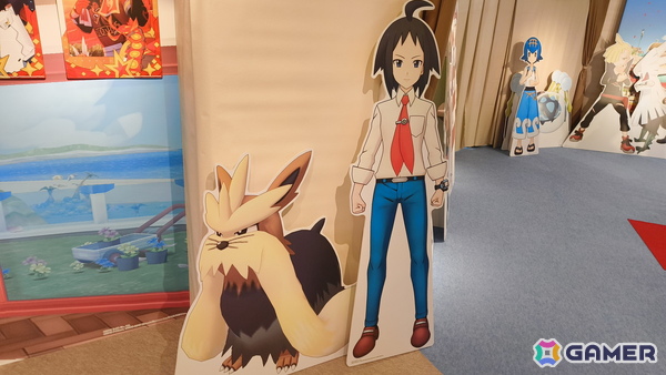 「『ポケモンマスターズ EX』6.5周年記念特設スペース」の事前内覧会をレポート！歴代のトレーナーとポケモンたちのスタンディパネルが圧巻、記念グッズの販売もの画像5