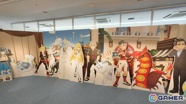 「『ポケモンマスターズ EX』6.5周年記念特設スペース」の事前内覧会をレポート！歴代のトレーナーとポケモンたちのスタンディパネルが圧巻、記念グッズの販売もの画像9