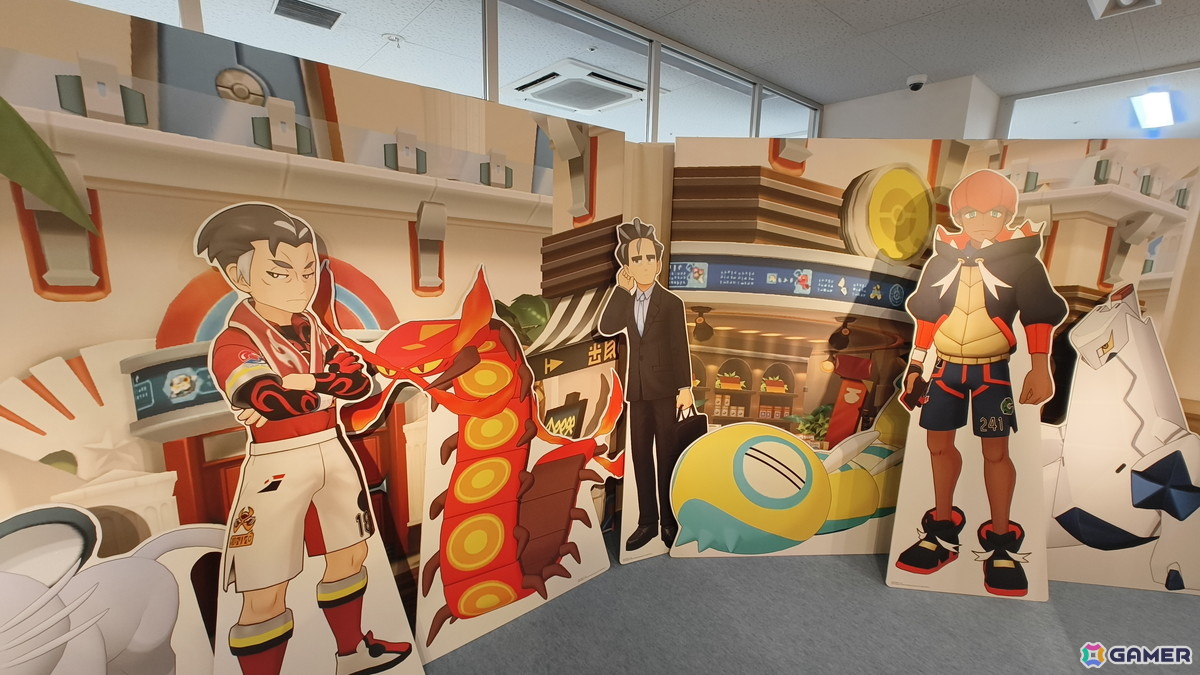 「『ポケモンマスターズ EX』6.5周年記念特設スペース」の事前内覧会をレポート!歴代のトレーナーとポケモンたちのスタンディパネルが圧巻、記念グッズの販売もの画像