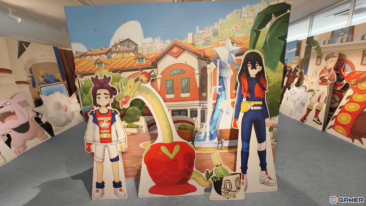 「『ポケモンマスターズ EX』6.5周年記念特設スペース」の事前内覧会をレポート!歴代のトレーナーとポケモンたちのスタンディパネルが圧巻、記念グッズの販売もの画像