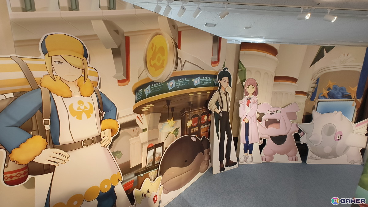 「『ポケモンマスターズ EX』6.5周年記念特設スペース」の事前内覧会をレポート!歴代のトレーナーとポケモンたちのスタンディパネルが圧巻、記念グッズの販売もの画像