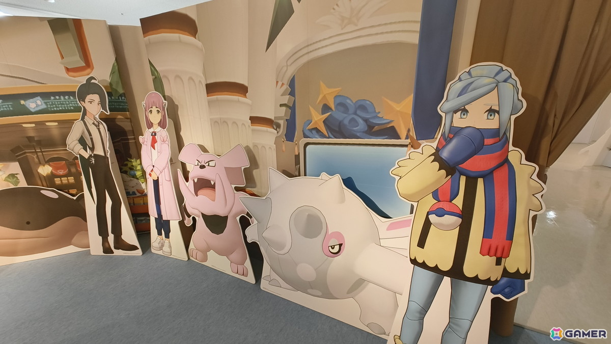 「『ポケモンマスターズ EX』6.5周年記念特設スペース」の事前内覧会をレポート!歴代のトレーナーとポケモンたちのスタンディパネルが圧巻、記念グッズの販売もの画像