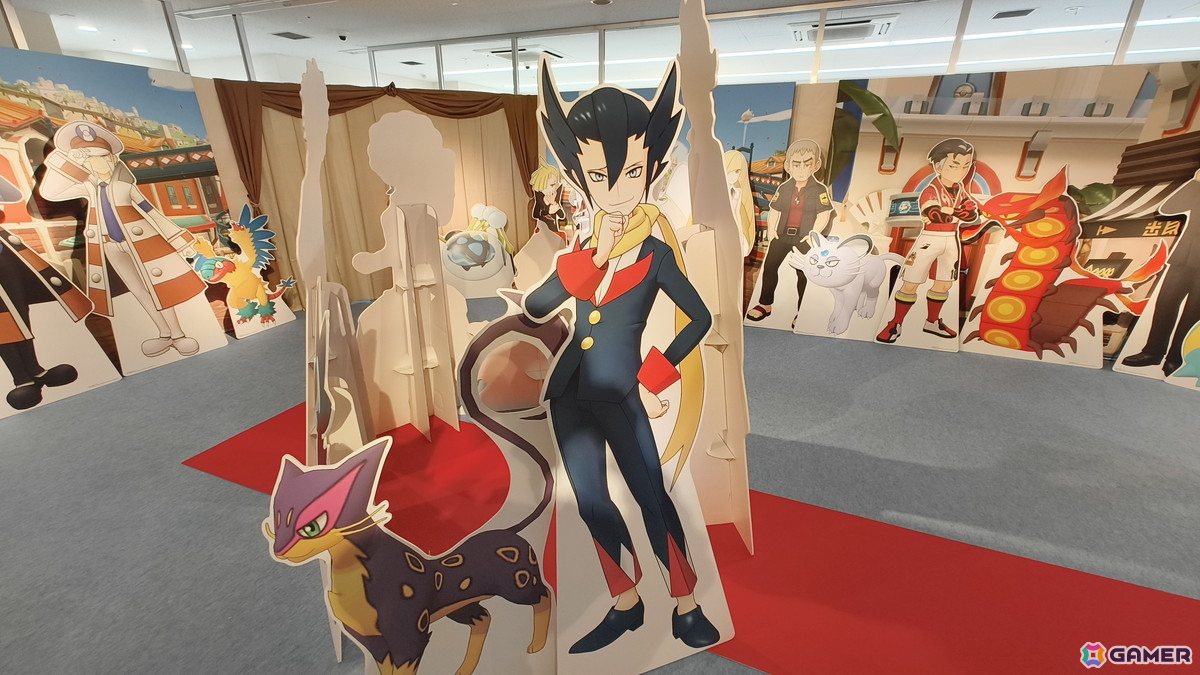 「『ポケモンマスターズ EX』6.5周年記念特設スペース」の事前内覧会をレポート!歴代のトレーナーとポケモンたちのスタンディパネルが圧巻、記念グッズの販売もの画像