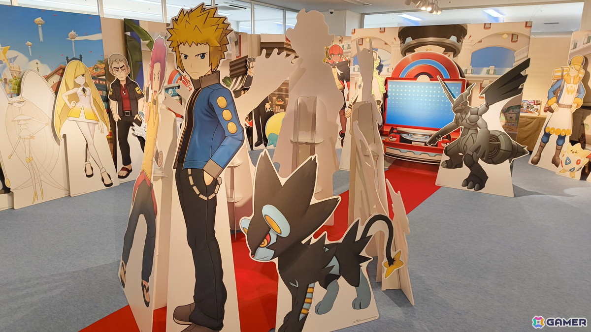 「『ポケモンマスターズ EX』6.5周年記念特設スペース」の事前内覧会をレポート!歴代のトレーナーとポケモンたちのスタンディパネルが圧巻、記念グッズの販売もの画像