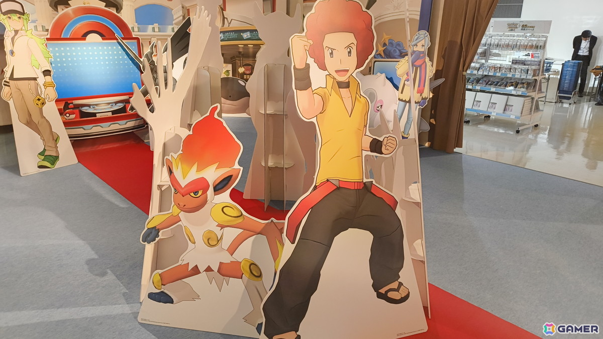 「『ポケモンマスターズ EX』6.5周年記念特設スペース」の事前内覧会をレポート!歴代のトレーナーとポケモンたちのスタンディパネルが圧巻、記念グッズの販売もの画像