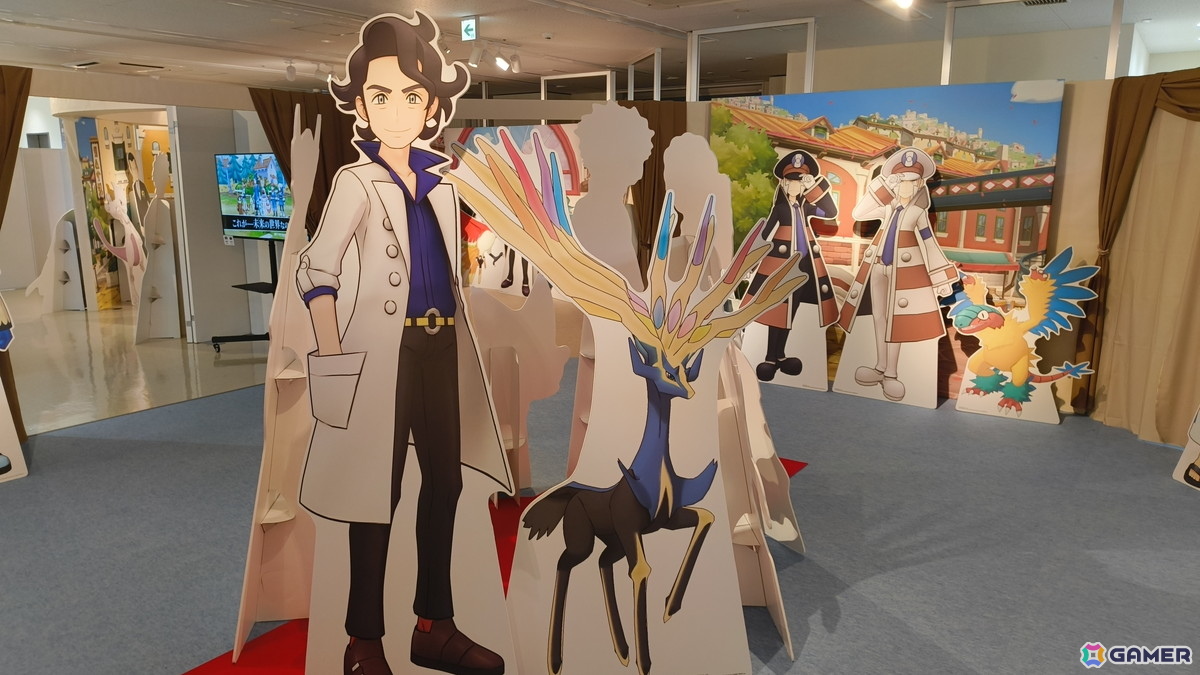 「『ポケモンマスターズ EX』6.5周年記念特設スペース」の事前内覧会をレポート!歴代のトレーナーとポケモンたちのスタンディパネルが圧巻、記念グッズの販売もの画像