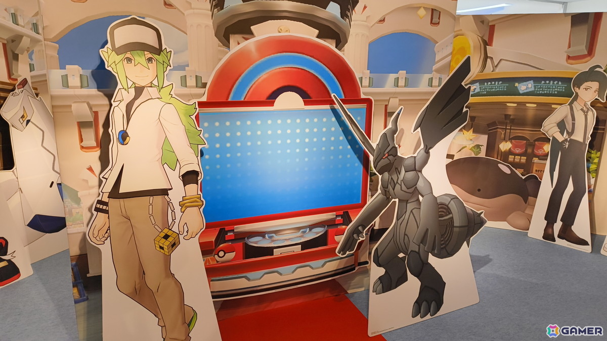 「『ポケモンマスターズ EX』6.5周年記念特設スペース」の事前内覧会をレポート!歴代のトレーナーとポケモンたちのスタンディパネルが圧巻、記念グッズの販売もの画像