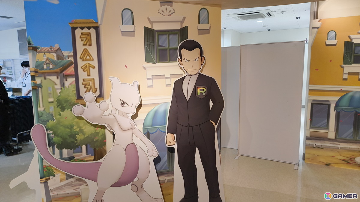 「『ポケモンマスターズ EX』6.5周年記念特設スペース」の事前内覧会をレポート!歴代のトレーナーとポケモンたちのスタンディパネルが圧巻、記念グッズの販売もの画像