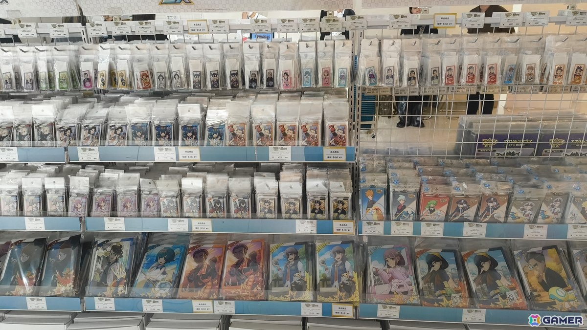 「『ポケモンマスターズ EX』6.5周年記念特設スペース」の事前内覧会をレポート!歴代のトレーナーとポケモンたちのスタンディパネルが圧巻、記念グッズの販売もの画像