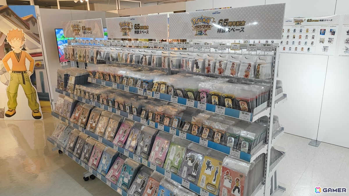 「『ポケモンマスターズ EX』6.5周年記念特設スペース」の事前内覧会をレポート!歴代のトレーナーとポケモンたちのスタンディパネルが圧巻、記念グッズの販売もの画像
