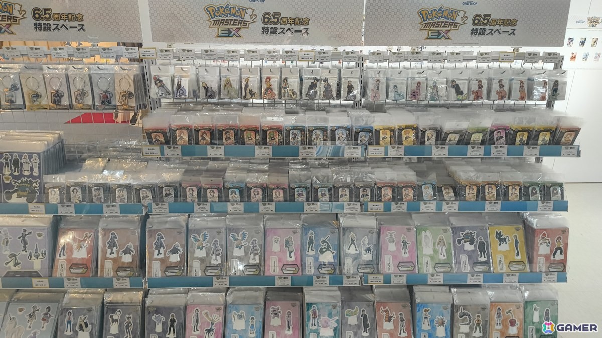 「『ポケモンマスターズ EX』6.5周年記念特設スペース」の事前内覧会をレポート!歴代のトレーナーとポケモンたちのスタンディパネルが圧巻、記念グッズの販売もの画像