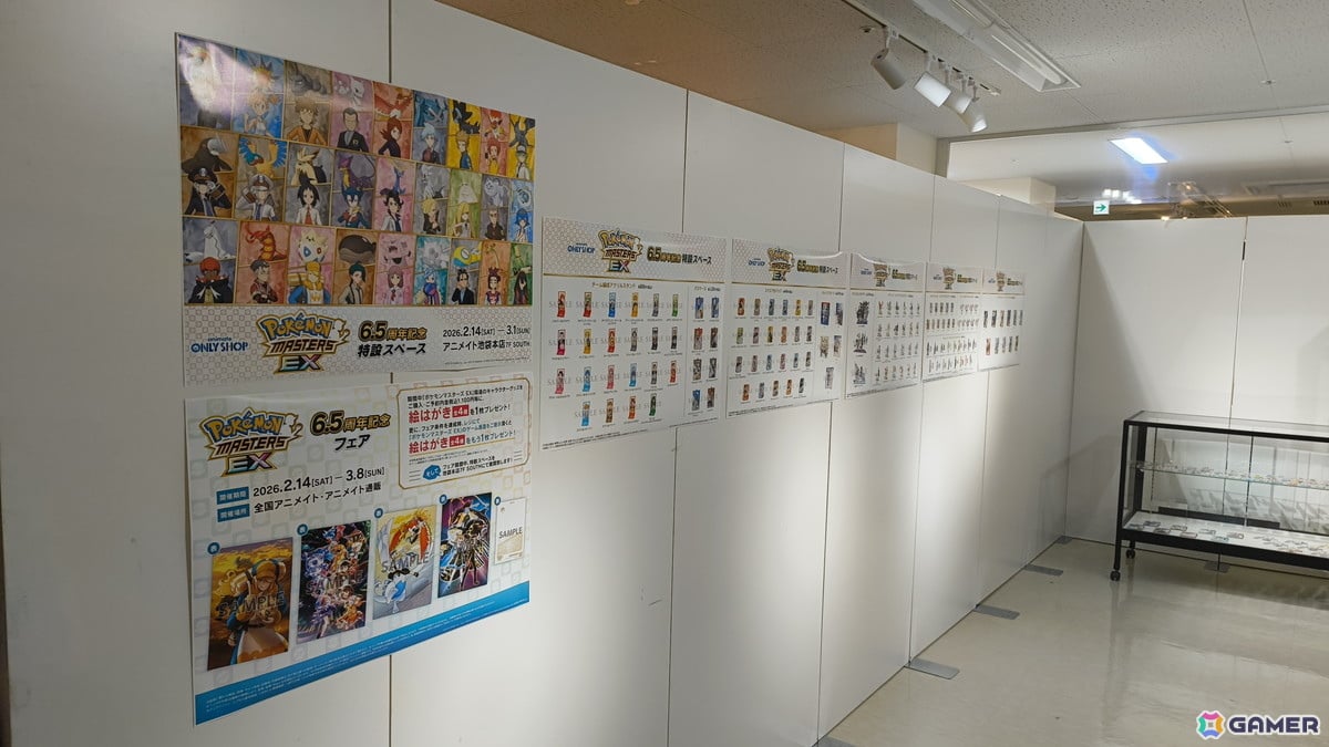 「『ポケモンマスターズ EX』6.5周年記念特設スペース」の事前内覧会をレポート!歴代のトレーナーとポケモンたちのスタンディパネルが圧巻、記念グッズの販売もの画像