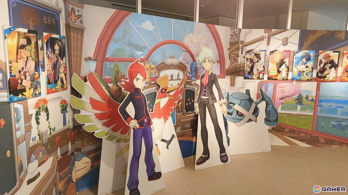 「『ポケモンマスターズ EX』6.5周年記念特設スペース」の事前内覧会をレポート!歴代のトレーナーとポケモンたちのスタンディパネルが圧巻、記念グッズの販売もの画像