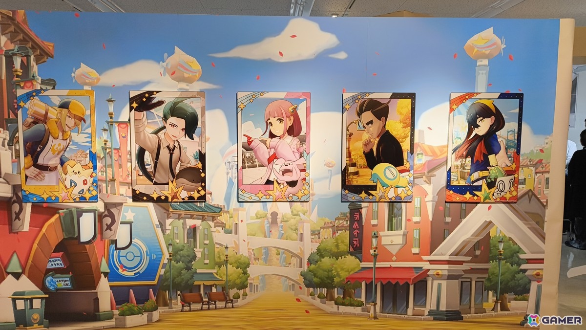 「『ポケモンマスターズ EX』6.5周年記念特設スペース」の事前内覧会をレポート!歴代のトレーナーとポケモンたちのスタンディパネルが圧巻、記念グッズの販売もの画像