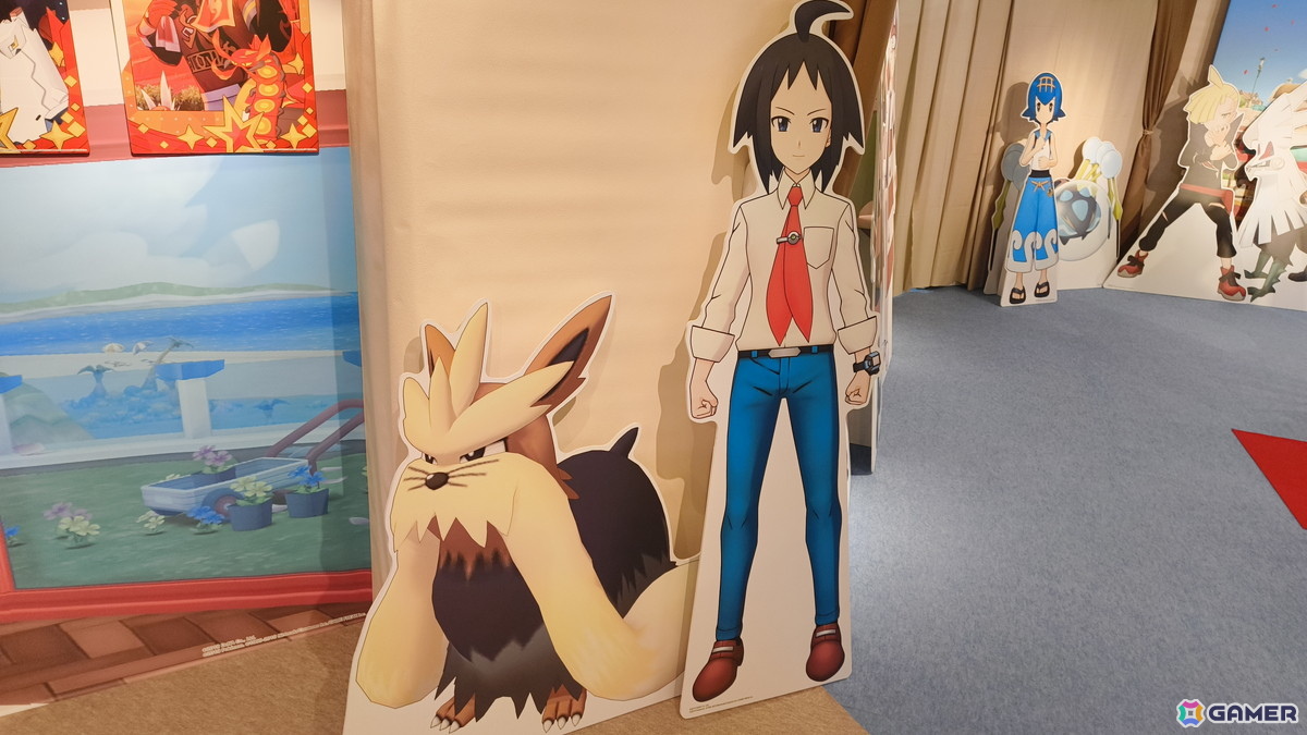 「『ポケモンマスターズ EX』6.5周年記念特設スペース」の事前内覧会をレポート!歴代のトレーナーとポケモンたちのスタンディパネルが圧巻、記念グッズの販売もの画像