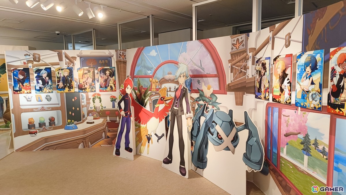 「『ポケモンマスターズ EX』6.5周年記念特設スペース」の事前内覧会をレポート!歴代のトレーナーとポケモンたちのスタンディパネルが圧巻、記念グッズの販売もの画像