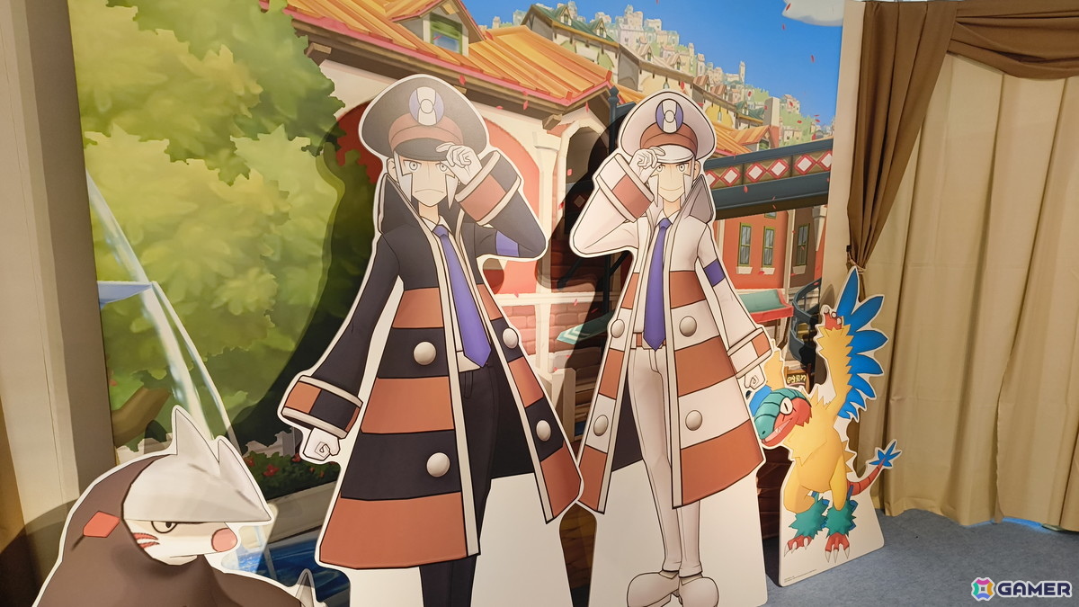 「『ポケモンマスターズ EX』6.5周年記念特設スペース」の事前内覧会をレポート!歴代のトレーナーとポケモンたちのスタンディパネルが圧巻、記念グッズの販売もの画像