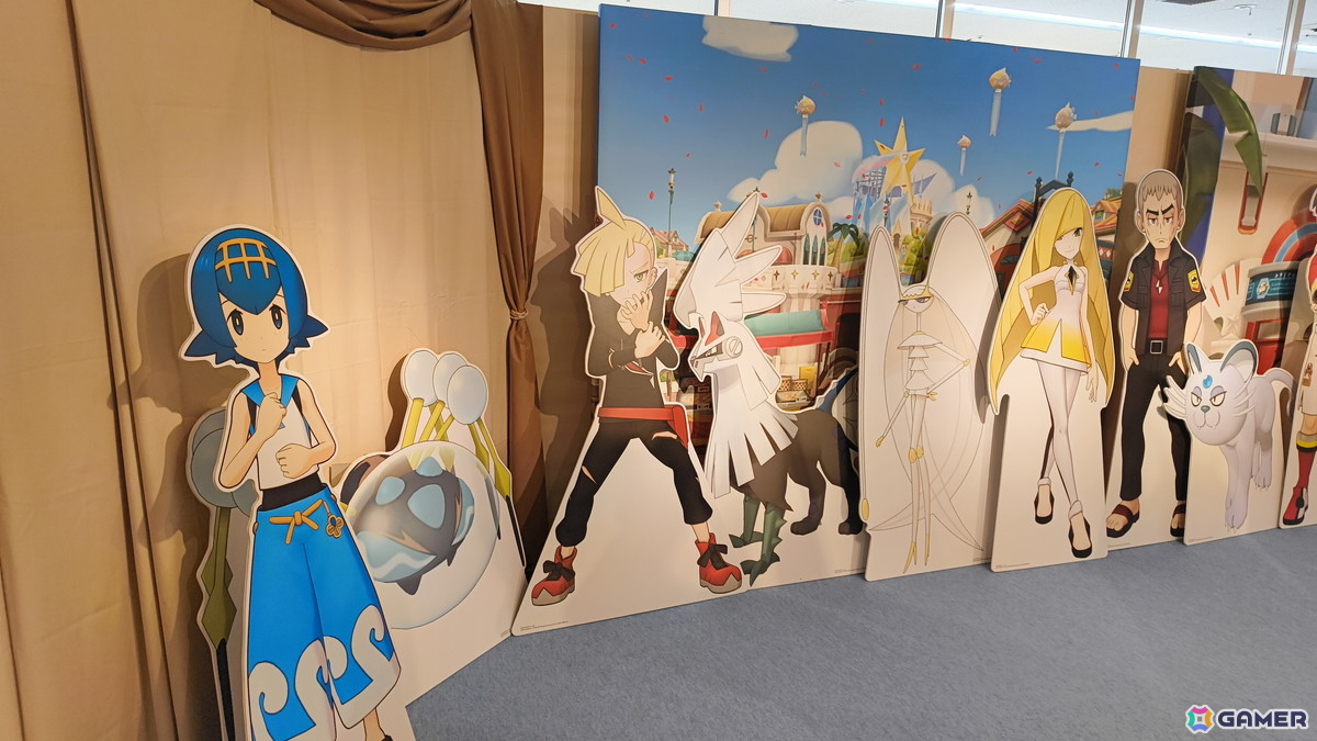 「『ポケモンマスターズ EX』6.5周年記念特設スペース」の事前内覧会をレポート!歴代のトレーナーとポケモンたちのスタンディパネルが圧巻、記念グッズの販売もの画像