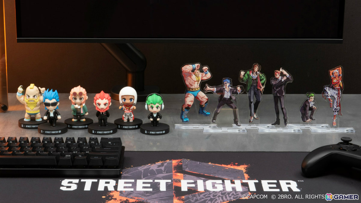 モニターマスコットとアクリルスタンド デスク環境イメージ