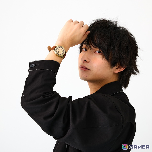アニメ「ライザのアトリエ」よりライザの装いと冒険の記憶が詰め込まれたコラボ腕時計、レッグバッグ、長財布が登場!の画像