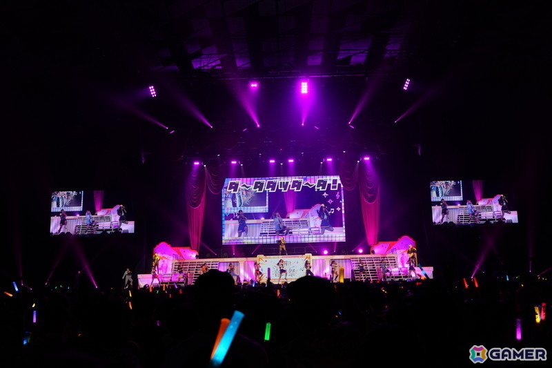 ブラスバンド、ダンサー、バンドによる演奏・演出で「学マス」の音楽を幅広く堪能できた「初星音楽祭」DAY1レポートの画像