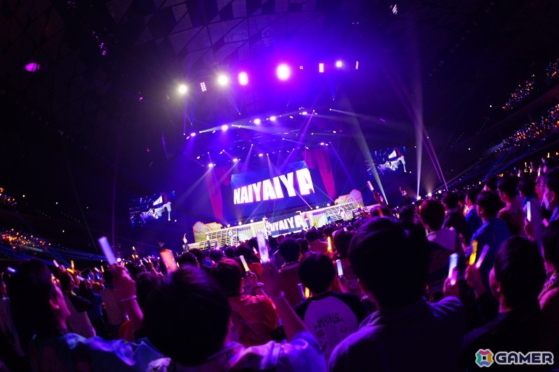 ブラスバンド、ダンサー、バンドによる演奏・演出で「学マス」の音楽を幅広く堪能できた「初星音楽祭」DAY1レポートの画像