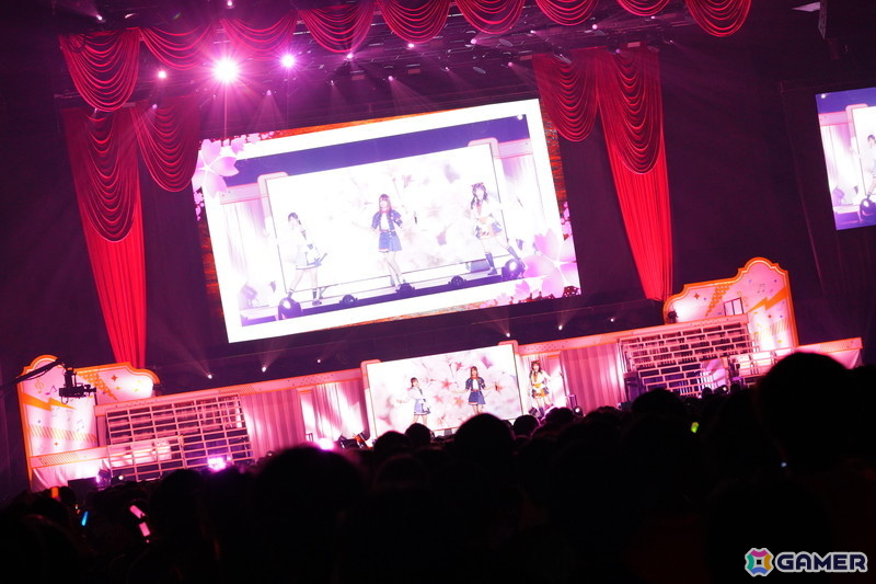 ブラスバンド、ダンサー、バンドによる演奏・演出で「学マス」の音楽を幅広く堪能できた「初星音楽祭」DAY1レポートの画像