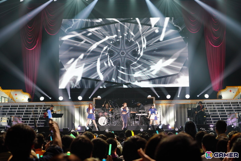 ブラスバンド、ダンサー、バンドによる演奏・演出で「学マス」の音楽を幅広く堪能できた「初星音楽祭」DAY1レポートの画像