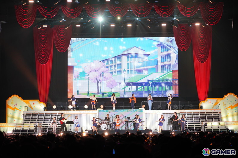 ブラスバンド、ダンサー、バンドによる演奏・演出で「学マス」の音楽を幅広く堪能できた「初星音楽祭」DAY1レポートの画像