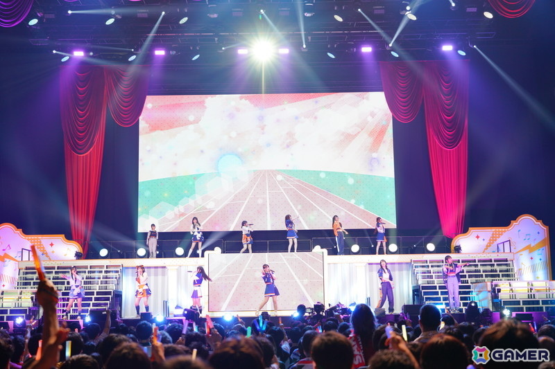 ブラスバンド、ダンサー、バンドによる演奏・演出で「学マス」の音楽を幅広く堪能できた「初星音楽祭」DAY1レポートの画像