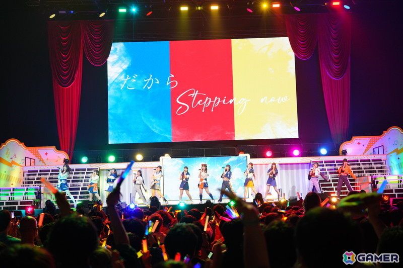 ブラスバンド、ダンサー、バンドによる演奏・演出で「学マス」の音楽を幅広く堪能できた「初星音楽祭」DAY1レポートの画像