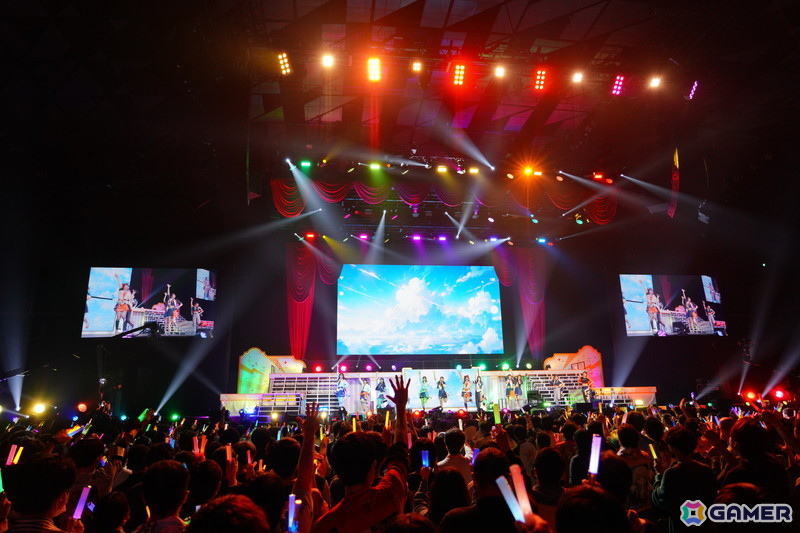 ブラスバンド、ダンサー、バンドによる演奏・演出で「学マス」の音楽を幅広く堪能できた「初星音楽祭」DAY1レポートの画像