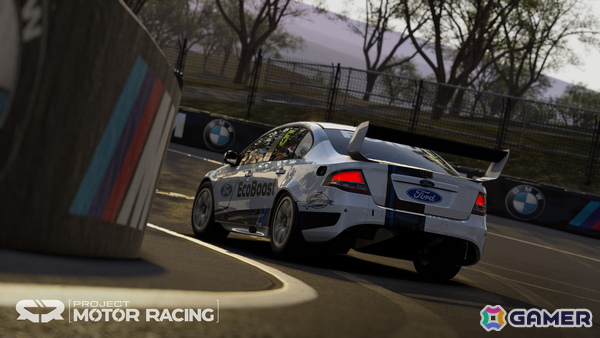 「Project Motor Racing」オーストラリアを代表する伝統的なマッスルカーとして親しまれている「Ford Falcon V8 2013」が無料DLCで追加！の画像3