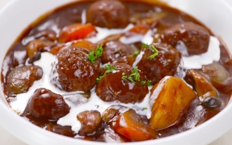 「トライアングルストラテジー」発売4周年を記念して作中のミートボールシチューを再現できる石井食品とのコラボレシピが公開！