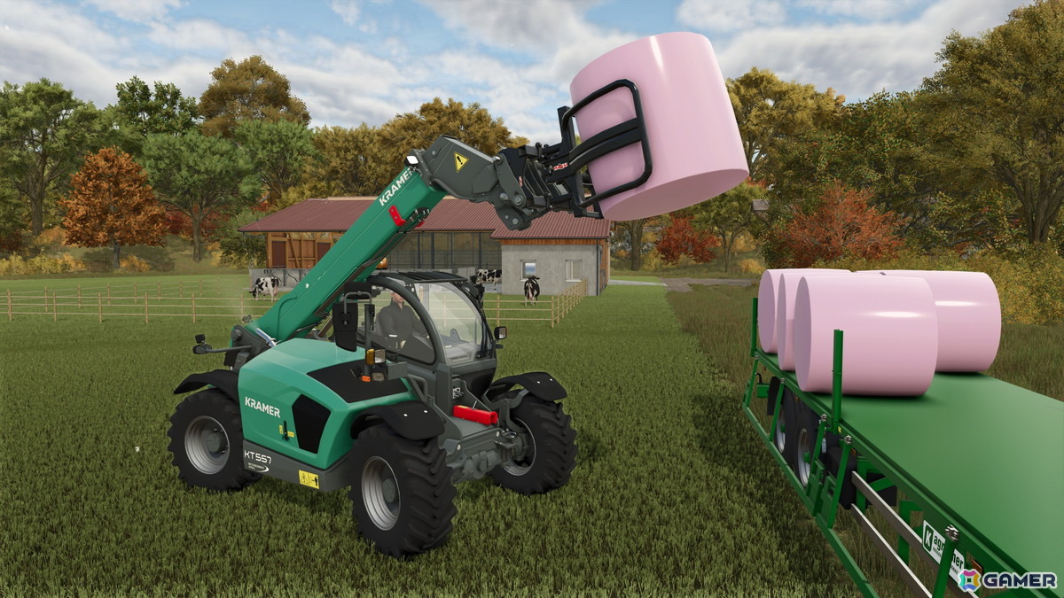 ファーミングシミュレーター25のゲーム画面、トラクターが畑を耕す様子